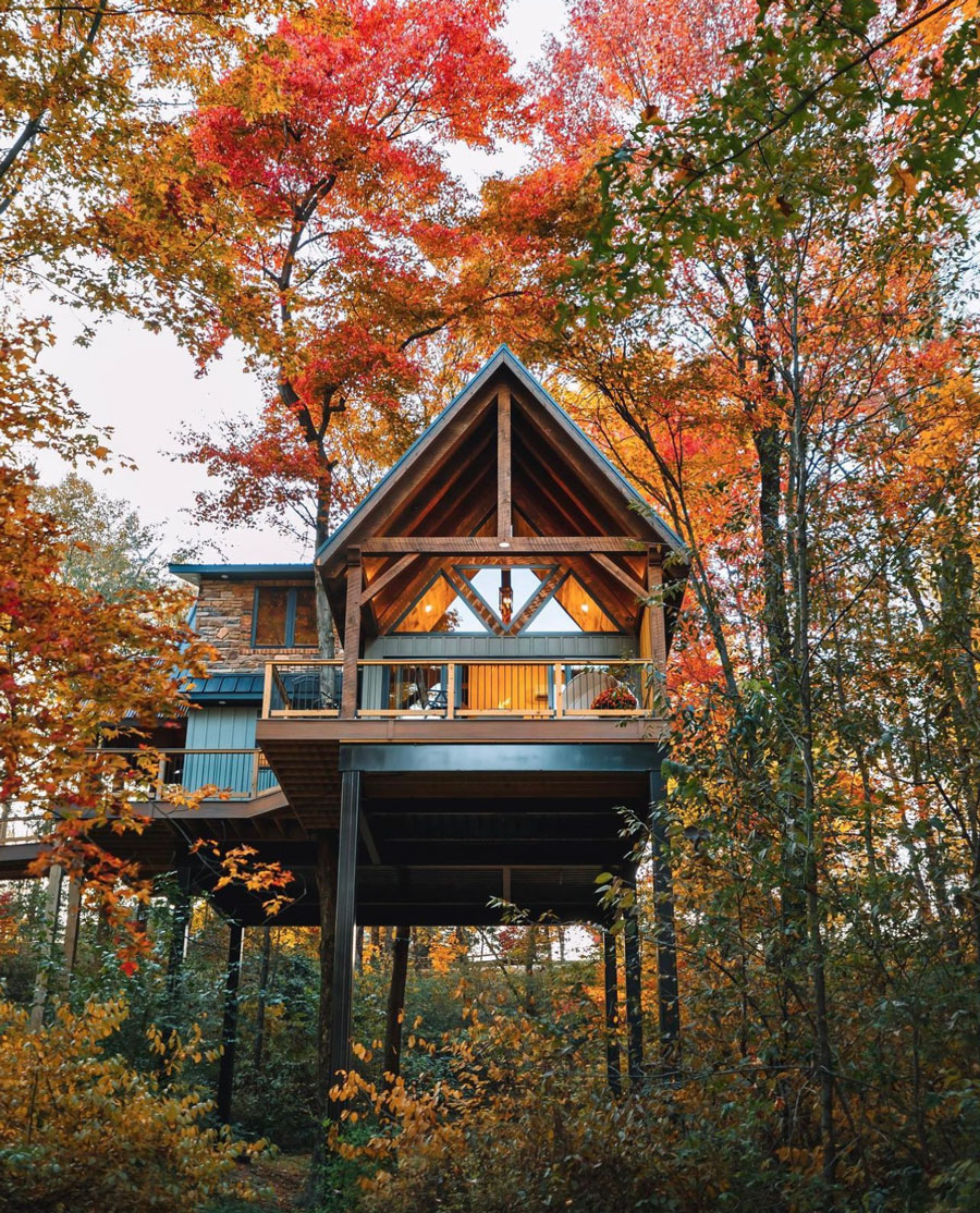 Treehouse Getaway Dream Home Lower exterior view